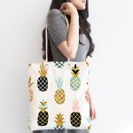 - Canta-8315-1 - Realhomes Beyaz Zemin Üzerinde Gold Detaylı Ananas Desenli Dijital Baskılı Kumaş Plaj Çantası Realhomes