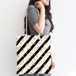 Beyaz Zemin Üzerinde Gold Detaylı Kalp Desenli Dijital Baskılı Kumaş Plaj Çantası Realhomes