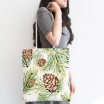 Beyaz Zemin Üzerinde İnce Yaprak Desenli Kozalak Dijital Baskılı Kumaş Plaj Çantası Realhomes