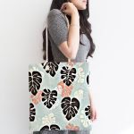 - Canta-8452-1 - Realhomes Renkli Zemin Üzerinde Siyah Yaprak Desenli Dijital Baskılı Kumaş Plaj Çantası Realhomes
