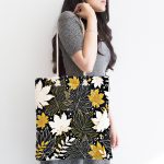 - Canta-8453-1 - Realhomes Siyah Zemin Üzerinde Gold Detaylı Yaprak Desenli Dijital Baskılı Kumaş Plaj Çantası Realhomes