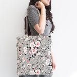 - Canta-8488-1 - Realhomes Rengarenk Zemin Üzerinde Çiçek Desenli Dijital Baskılı Kumaş Plaj Çantası Realhomes