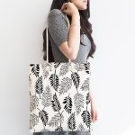 Beyaz Zemin Üzerinde Siyah Yaprak Desenli Dijital Baskılı Kumaş Plaj Çantası Realhomes