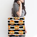 - Canta-8519-1 - Realhomes Beyaz Zemin Üzerinde Siyah Çizgili Bal Kabağı Desenli Dijital Baskılı Kumaş Plaj Çantası Realhomes