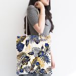 Beyaz Zemin Üzerinde Gold Detaylı Yaprak Desenli Dijital Baskılı Kumaş Plaj Çantası Realhomes