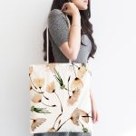 Beyaz Zemin Üzerinde Çiçek Desenli Dijital Baskılı Kumaş Plaj Çantası Realhomes