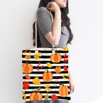 Beyaz Zemin Üzerinde Siyah Çizgili Bal Kabağı Desenli Dijital Baskılı Kumaş Plaj Çantası Realhomes
