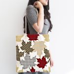 Beyaz Zemin Üzerinde Ekoseli Yaprak Desenli Dijital Baskılı Kumaş Plaj Çantası Realhomes
