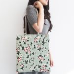 - Canta-8677-1 - Realhomes Rengarenk Zemin Üzerinde Yeşil Yapraklı Çiçek Desenli Dijital Baskılı Kumaş Plaj Çantası Realhomes