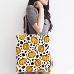 - Canta-8686-1 - Realhomes Beyaz Zemin Üzerinde Renkli Balkabağı Desenli Dijital Baskılı Kumaş Plaj Çantası Realhomes