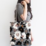 Rengarenk Zemin Üzerinde Siyah Beyaz Çiçek Desenli Dijital Baskılı Kumaş Plaj Çantası Realhomes