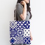 - Canta-8755-1 - Realhomes Beyaz Zemin Üzerinde Çini Desenli Dijital Baskılı Kumaş Plaj Çantası Realhomes