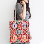 Beyaz Zemin Üzerinde Çini Desenli Dijital Baskılı Kumaş Plaj Çantası Realhomes