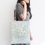 - Canta-8924-1 - Realhomes Rengarenk Zeminli Beyaz Ortanca Çiçek Desenli Dijital Baskılı Kumaş Plaj Çantası Realhomes