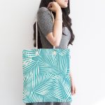 Turkuaz Zeminde Beyaz Yaprak Figürlü Dijital Baskılı Kumaş Plaj Çantası Realhomes