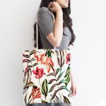 Beyaz Zeminde Çiçek Motifli Dijital Baskılı Kumaş Plaj Çantası Realhomes