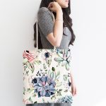 Beyaz Zeminde Çiçek Motifli Dijital Baskılı Kumaş Plaj Çantası Realhomes