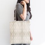 - Canta-damask-1 - Realhomes Krem Renkli Damask Motifleri Tasarımlı Kumaş Plaj Çantası Realhomes