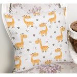 - Cute giraffe seamless pattern background - Realhomes Sevimli Zürafa Tasarımlı Dijital Baskılı Özel Tasarım Modern Yastık Kırlent Kılıfı Realhomes