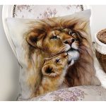 - Rh-K149-1 - Realhomes Aslan Desenli Dijital Baskılı Dekoratif Modern Yastık Kırlent Kılıfı Realhomes