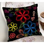 - Rh-K3540-1 - Realhomes Siyah Zeminde Çiçek Motifli Dijital Baskılı Modern Yastık Kırlent Kılıfı Realhomes