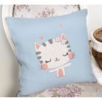 - Rh-K4350m-1 - Realhomes Mavi Zeminde Sevimli Kedicik Desenli Modern Yastık Kırlent Kılıfı Realhomes