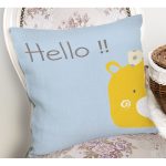 - Rh-K4372m-1 - Realhomes Mavi Zeminde Sarı Ayıcık Hello Motifli Çocuk Odası Yastık Kırlent Kılıfı Realhomes