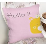 - Rh-K4372p-1 - Realhomes Pembe Zeminde Sarı Ayıcık Hello Motifli Çocuk Odası Yastık Kırlent Kılıfı Realhomes