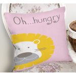 Pembe Zeminde Hungry Aslan Motifli Dijital Baskılı Bebek Odası Kırlent Kılıfı Realhomes