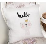 - Rh-K4383b-1 - Realhomes Beyaz Zeminde Hello Kedicik Özel Tasarımlı Modern Yastık Kırlent Kılıfı Realhomes