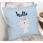 - Rh-K4383m-1 - Realhomes Mavi Zeminde Hello Kedicik Özel Tasarımlı Modern Yastık Kırlent Kılıfı Realhomes