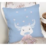 - Rh-K4516m-1 - Realhomes Mavi Zemin Sevimli İnek Ve Kuş Özel Tasarımlı Dijital Baskılı Çocuk Odası Yastık Kırlent Kılıfı Realhomes