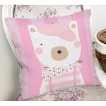 - Rh-K4669p-1 - Realhomes Pembe Çizgili Zemin Şapkalı Ayıcık Desenli Dijital Baskılı Modern Yastık Kırlent Kılıfı Realhomes