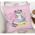 - Rh-K4681p-1 - Realhomes Pembe Zemin Tatil Temalı Sevimli Kedi Desenli Dijital Baskılı Modern Yastık Kırlent Kılıfı Realhomes