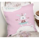- Rh-K4812-1 - Realhomes Pembe Zeminde Sevimli Sirk Tavşanı Çocuk Odası Yastık Kırlent Kılıfı Realhomes