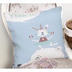 - Rh-K4814-1 - Realhomes Mavi Zeminde Sevimli Sirk Tavşanı Çocuk Odası Yastık Kırlent Kılıfı Realhomes