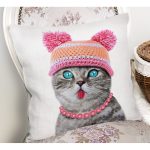 - Rh-K5639-1 - Realhomes Şapkalı Mavi Gözlü Sevimli Kedi Dijital Baskılı Kırlent Kılıfı Realhomes