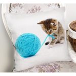 - Rh-K5647-1 - Realhomes İple Oynayan Yavru Kedi Desenli Modern Yastık Kırlent Kılıfı Realhomes