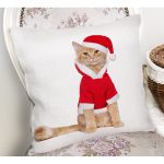 - Rh-K5670-1 - Realhomes Yılbaşı Kıyafetli Kedi Desenli Dijital Baskılı Modern Yastık Kırlent Kılıfı Realhomes