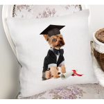 - Rh-K5703-1 - Realhomes Mezuniyet Kıyafetli Köpekçik Dijital Baskılı Modern Yastık Kırlent Kılıfı Realhomes