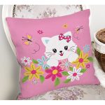 - Rh-K5704-1 - Realhomes Çiçeklerin İçindeki Sevimli Kedi Desenli Modern Yastık Kırlent Kılıfı Realhomes