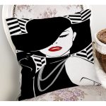 - Rh-K6746-1 - Realhomes Şapkalı Kadın İllüstrasyon Desenli Modern Dijital Baskılı Kırlent Kılıfı Realhomes