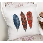 - Rh-K6748-1 - Realhomes Beyaz Zeminde Üç Renkli Tüy Desenli Dekoratif Yastık Kırlent Kılıfı Realhomes