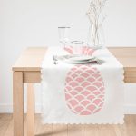 - Runner-3404-1 - Realhomes Beyaz Zeminde Pembe Ananas Tasarımlı Dijital Baskılı Runner Realhomes