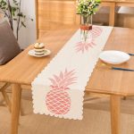 - Runner-3404 - Realhomes Beyaz Zeminde Pembe Ananas Tasarımlı Dijital Baskılı Runner Realhomes