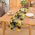 - Runner-5367 - Realhomes  Sarı Zemin Üzerinde Beyaz Ve Gri Yaprak Motifli Runner Realhomes