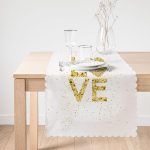 - Runner-8221-1 - Realhomes Beyaz Zemin Üzerinde Gold Renkli Love Yazılı Dijital Baskılı Modern Runner Realhomes