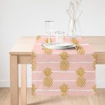 - Runner-8235-1 - Realhomes Pastel Zemin Üzerinde Gold Renkli Ananas Desenli Dijital Baskılı Modern Runner Realhomes