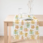 - Runner-8316-1 - Realhomes Beyaz Zemin Üzerinde Gold Detaylı Hediye Paketi Desenli Dijital Baskılı Modern Runner Realhomes