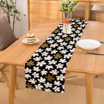 - Runner-8517 - Realhomes Siyah Zemin Üzerinde Gold Detaylı Beyaz Çiçek Desenli Dijital Baskılı Modern Runner Realhomes